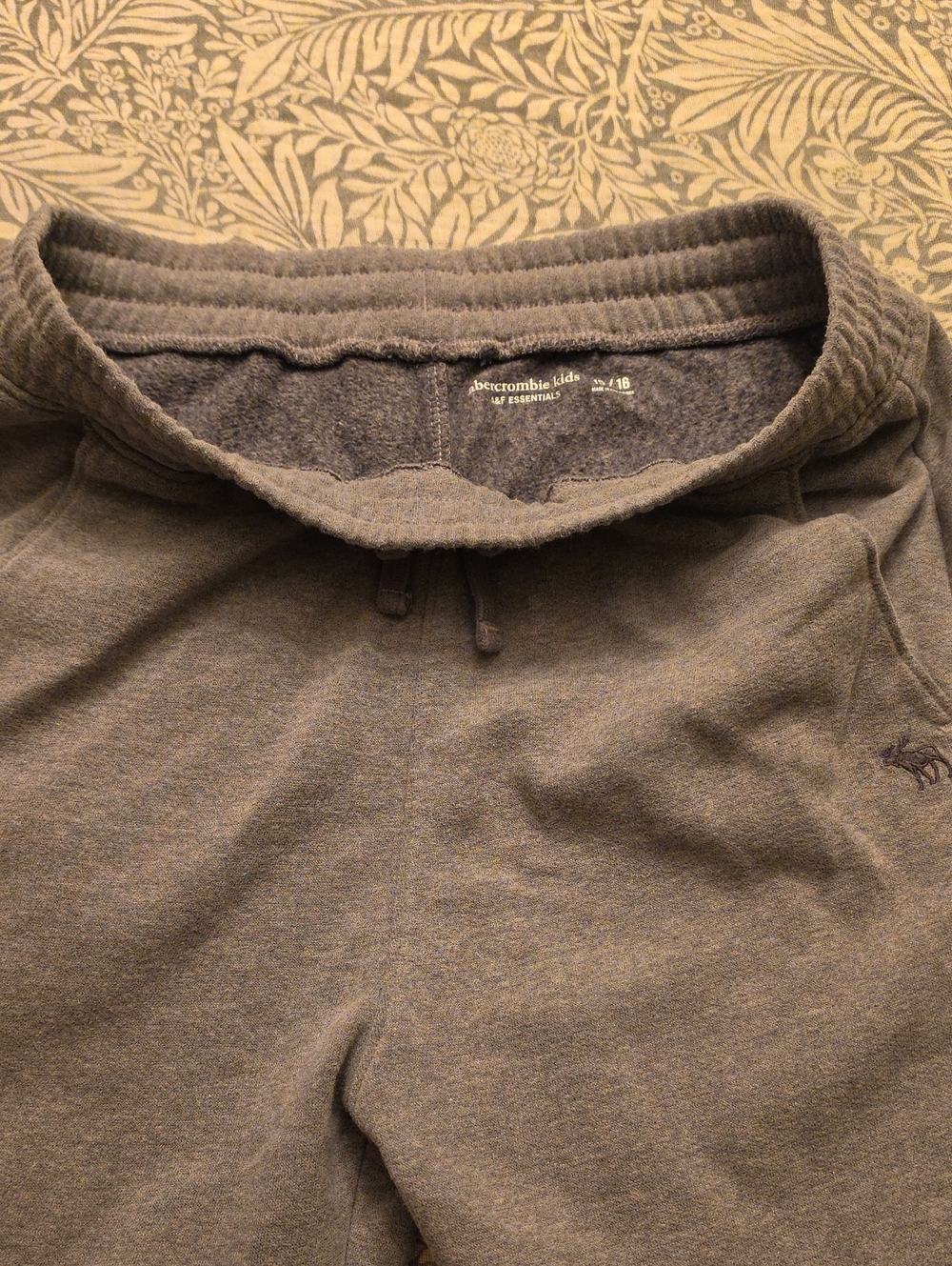 Abercrombie & Fitch Boys's Heather Gray Crewneck Sweater